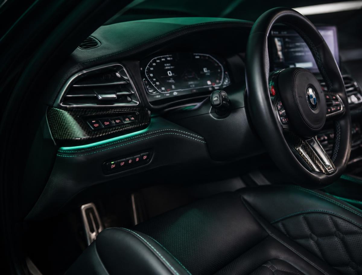 Interior detalhado de um carro de luxo com acabamento em couro